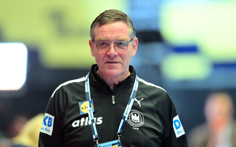 Alfred Gislason bleibt bis Olympia 2028 Handball-Bundestrainer. (Archivbild) - Foto: Sina Schuldt/dpa