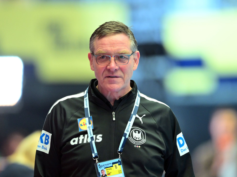Alfred Gislason bleibt bis Olympia 2028 Handball-Bundestrainer. (Archivbild) - Foto: Sina Schuldt/dpa