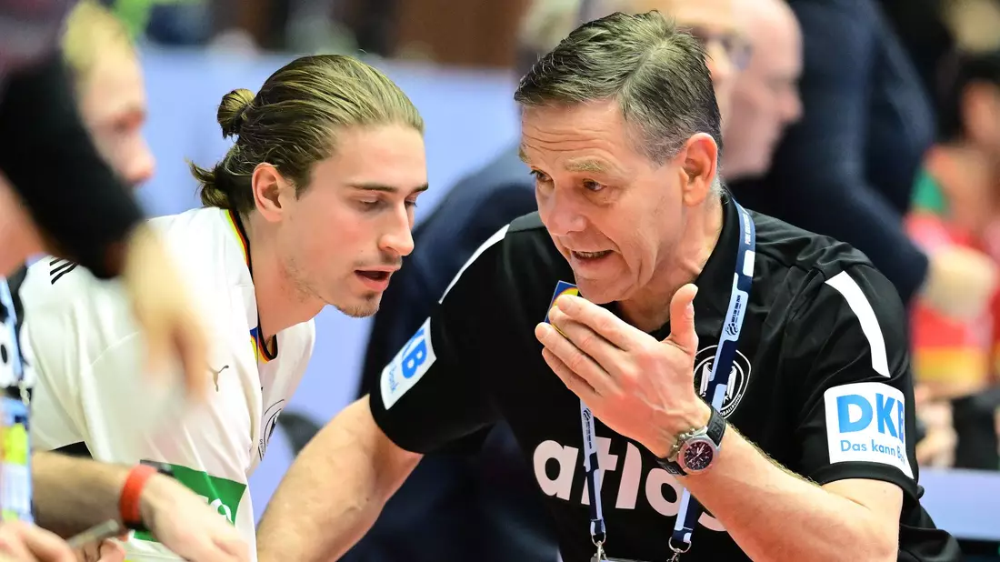 Juri Knorr reifte unter Alfred Gislason zum Weltklasse-Spielmacher. (Archivbild) - Bild: Sina Schuldt/dpa
