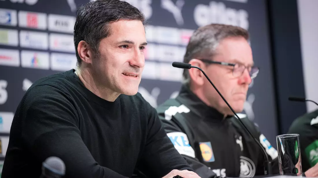 DHB-Sportvorstand Ingo Meckes freut sich auf die weitere Zusammenarbeit mit Bundestrainer Alfred Gislason. (Archivbild) - Bild: Sina Schuldt/dpa