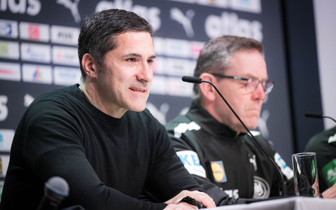 DHB-Sportvorstand Ingo Meckes freut sich auf die weitere Zusammenarbeit mit Bundestrainer Alfred Gislason. (Archivbild) - Foto: Sina Schuldt/dpa