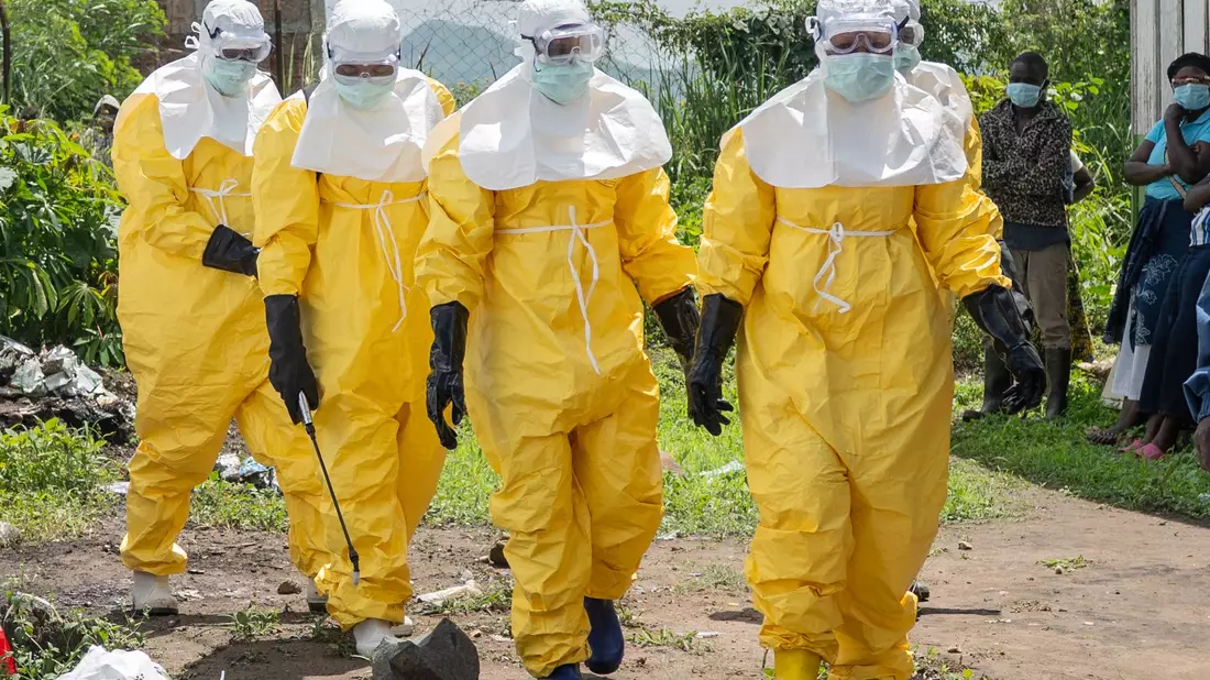 Gewalt und Unsicherheit behindern die Bekämpfung der Epidemie. - Bild: Moses Sawasawa/AP/dpa