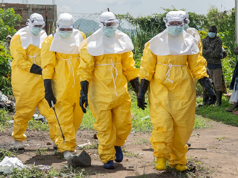 Gewalt und Unsicherheit behindern die Bekämpfung der Epidemie. - Foto: Moses Sawasawa/AP/dpa