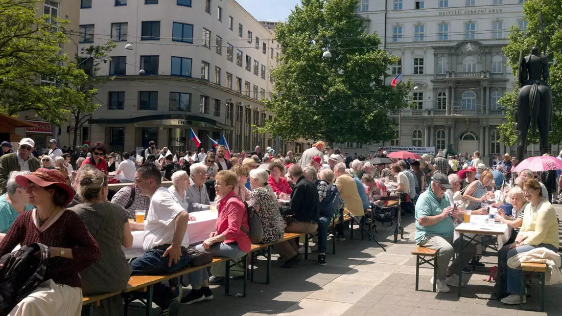 Mit einem Begegnungsfest an einem langen Tisch, Volksmusik und Tanzaufführungen hat in Brünn (Brno) der 76. Sudetendeutsche Tag begonnen.  - Bild: Michael Heitmann/dpa