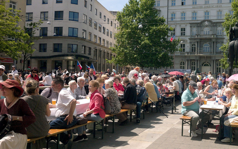 Mit einem Begegnungsfest an einem langen Tisch, Volksmusik und Tanzaufführungen hat in Brünn (Brno) der 76. Sudetendeutsche Tag begonnen.  - Foto: Michael Heitmann/dpa