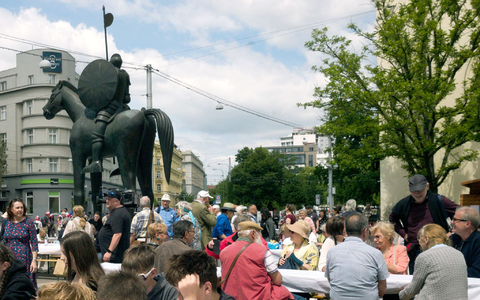 Das traditionelle Pfingsttreffen der Sudetendeutschen Landsmannschaft findet erstmals in Tschechien statt. - Foto: Michael Heitmann/dpa