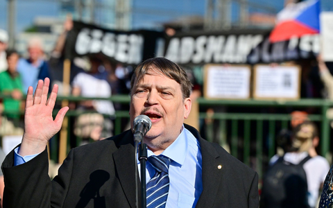 Bernd Posselt von der Sudetendeutschen Volksgruppe spricht bei der Gedenkfeier für die Opfer des Holocaust an dem Ort, von dem aus die jüdischen Transporte aus Brünn abfuhren. - Foto: Šálek Václav/CTK/dpa