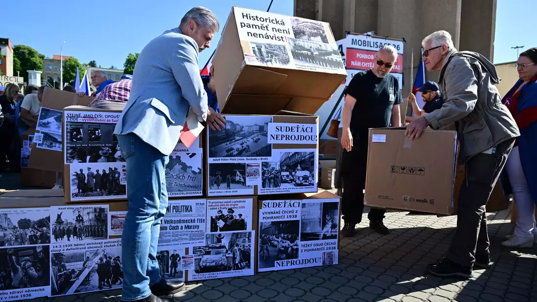 Gegendemonstranten bauen am Messegelände in Brünn (Brno) eine symbolische Barrikade. - Bild: Šálek Václav/CTK/dpa