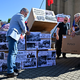 Gegendemonstranten bauen am Messegelände in Brünn (Brno) eine symbolische Barrikade. - Foto: Šálek Václav/CTK/dpa