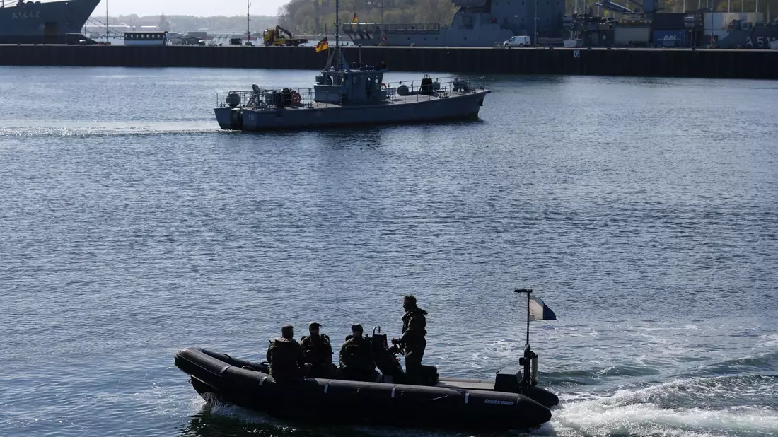 Minentaucher der Bundeswehr in einem Schlachboot. - Bild: Marcus Brandt/dpa