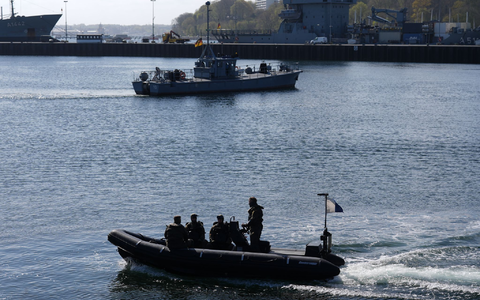 Minentaucher der Bundeswehr in einem Schlachboot. - Foto: Marcus Brandt/dpa