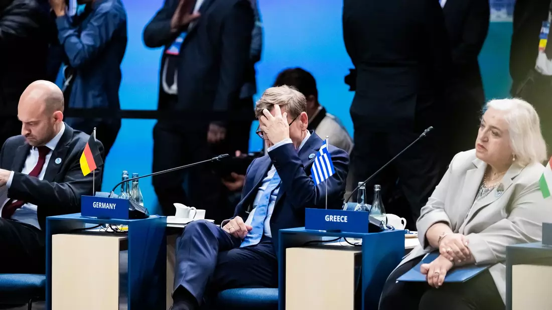 Die europäischen Alliierten müssen nun beraten, was sie Trump beim Gipfel anbieten können. Hier sind der deutsche Außenminister Johann Wadephul (CDU, M) und seine Kollegen aus Frankreich und Griechenland zu sehen. - Bild: Christoph Soeder/dpa