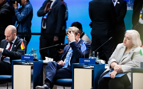 Die europäischen Alliierten müssen nun beraten, was sie Trump beim Gipfel anbieten können. Hier sind der deutsche Außenminister Johann Wadephul (CDU, M) und seine Kollegen aus Frankreich und Griechenland zu sehen. - Foto: Christoph Soeder/dpa
