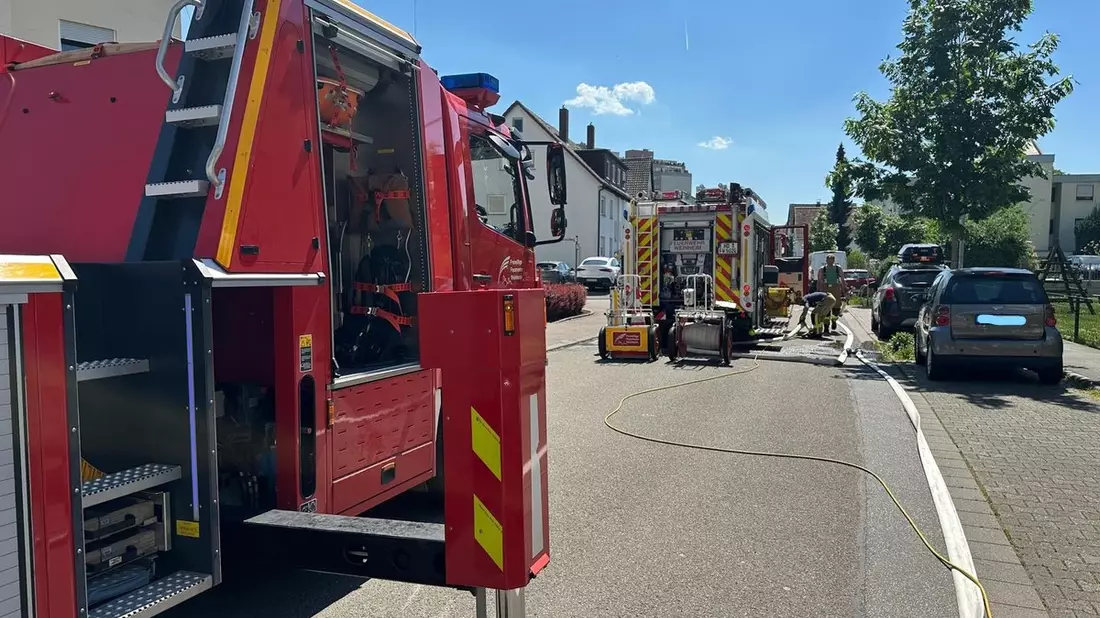 FW Weinheim: Feuerwehr zu brennender Hecke alarmiert - Bild: presseportal.de