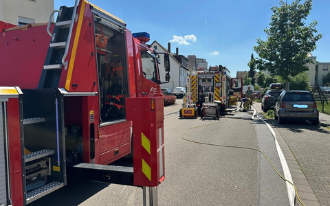 FW Weinheim: Feuerwehr zu brennender Hecke alarmiert - Foto: presseportal.de