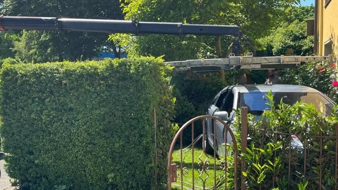 POL-HA: Gas und Bremse verwechselt - 88-jähriger Autofahrer fährt durch Hecke in den Vorgarten eines Wohnhauses - Bild: presseportal.de