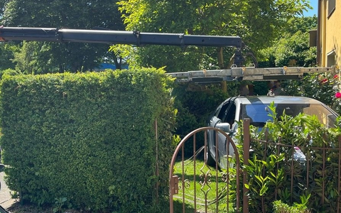POL-HA: Gas und Bremse verwechselt - 88-jähriger Autofahrer fährt durch Hecke in den Vorgarten eines Wohnhauses - Foto: presseportal.de