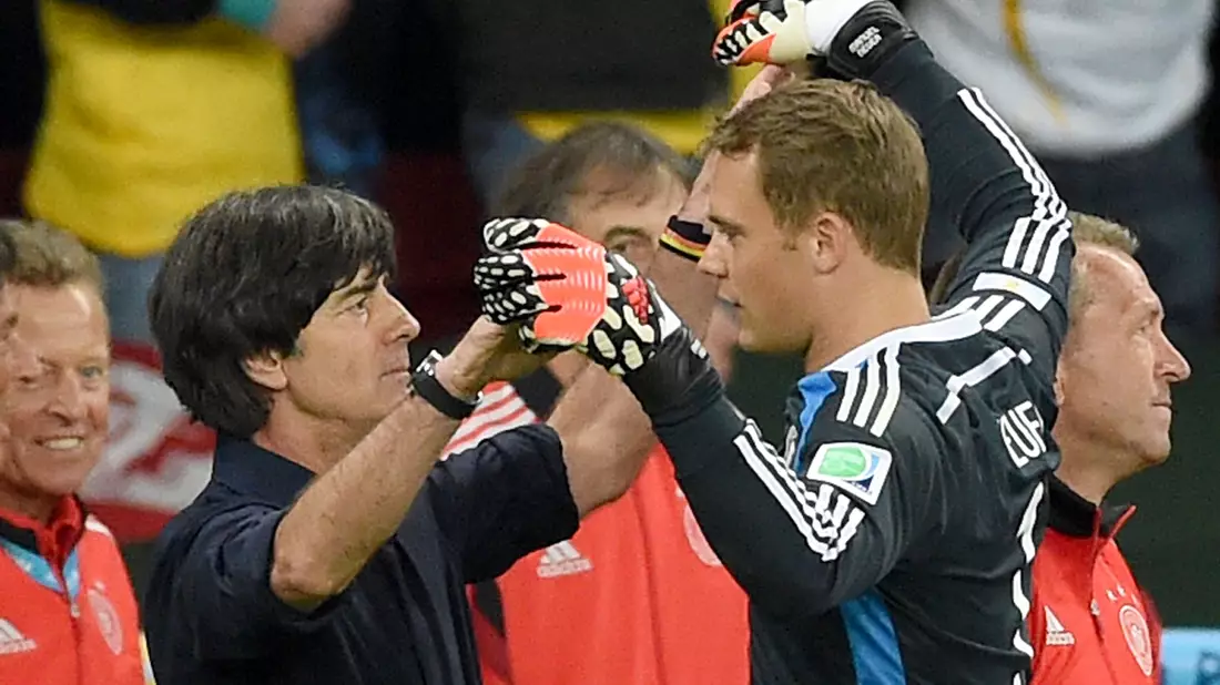 Manuel Neuer (r) war in der Amtszeit von Bundestrainer Joachim Löw immer die Nummer eins im Tor. (Archivbild) - Bild: picture alliance / dpa