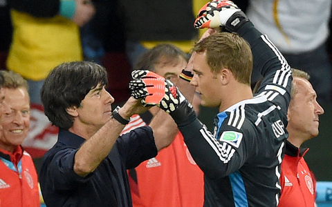 Manuel Neuer (r) war in der Amtszeit von Bundestrainer Joachim Löw immer die Nummer eins im Tor. (Archivbild) - Foto: picture alliance / dpa