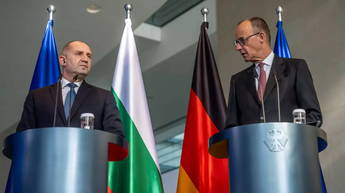 Bundeskanzler Friedrich Merz (CDU) empfing am Montag den bulgarischen Ministerpräsidenten Rumen Radew. (Archivbild) - Bild: Michael Kappeler/dpa