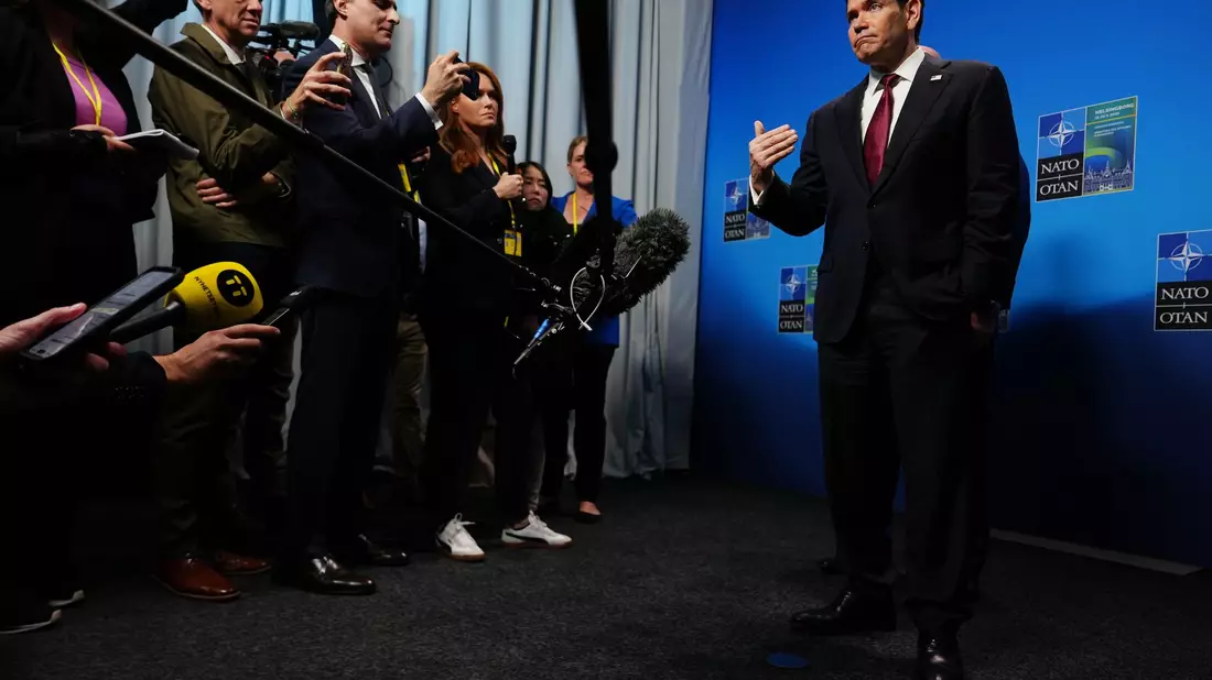 Hat bei seinen Nato-Verbündeten um Unterstützung für einen «Plan B» zur Öffnung der Straße von Hormus geworben - US-Außenminister Marco Rubio.  - Bild: Julia Demaree Nikhinson/Pool AP/AP/dpa