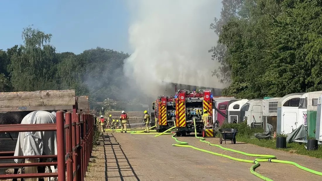 FW Ratingen: Brand einer Lagerhalle mit Heuballen - Bild: presseportal.de