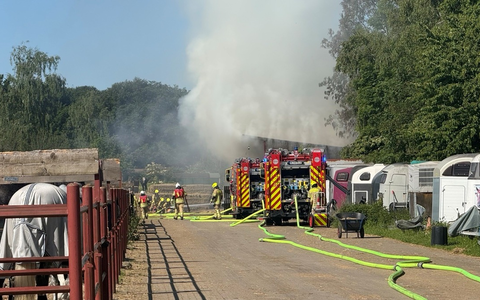 FW Ratingen: Brand einer Lagerhalle mit Heuballen - Foto: presseportal.de