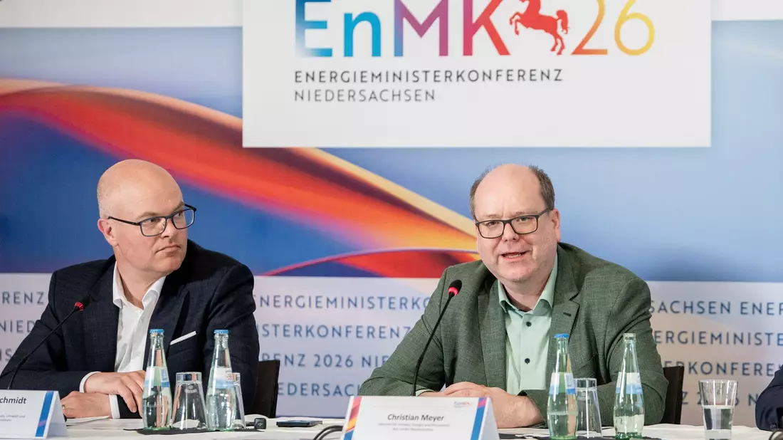 Die Energieminister von Schleswig-Holstein und Niedersachsen, Tobias Goldschmidt (l.) und Christian Meyer (beide Grüne), sehen die Energiewende-Reformpläne der Bundesregierung kritisch.  - Bild: Hauke-Christian Dittrich/dpa