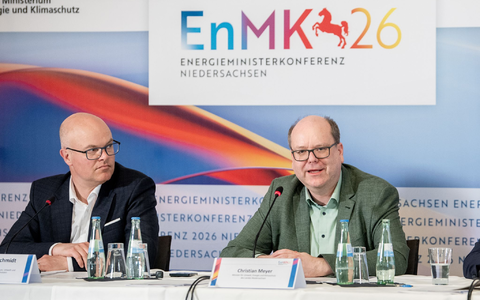 Die Energieminister von Schleswig-Holstein und Niedersachsen, Tobias Goldschmidt (l.) und Christian Meyer (beide Grüne), sehen die Energiewende-Reformpläne der Bundesregierung kritisch.  - Foto: Hauke-Christian Dittrich/dpa