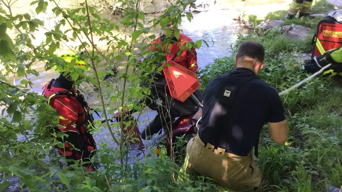 FW Paderborn: Person im Wasser am Zusammenlauf der Alme und Lippe in Schloss Neuhaus - Bild: presseportal.de