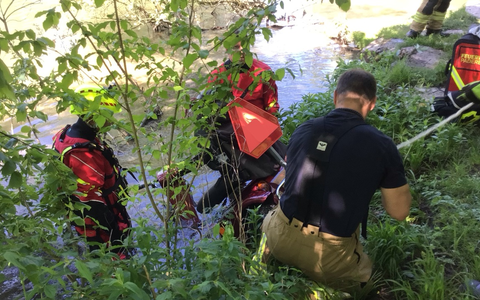 FW Paderborn: Person im Wasser am Zusammenlauf der Alme und Lippe in Schloss Neuhaus - Foto: presseportal.de