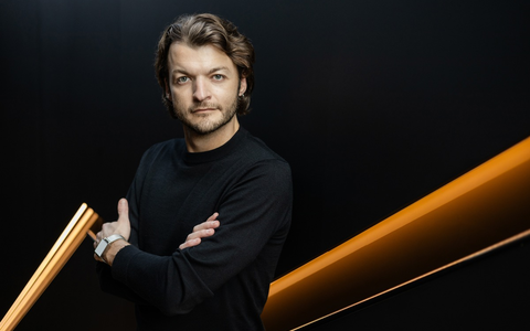 Warum viele Unternehmenswebsites Kunden verlieren, bevor der Vertrieb überhaupt spricht: Teo Hentzschel von Sinn + System über Websites, die Leads vertriebsready machen - Foto: presseportal.de