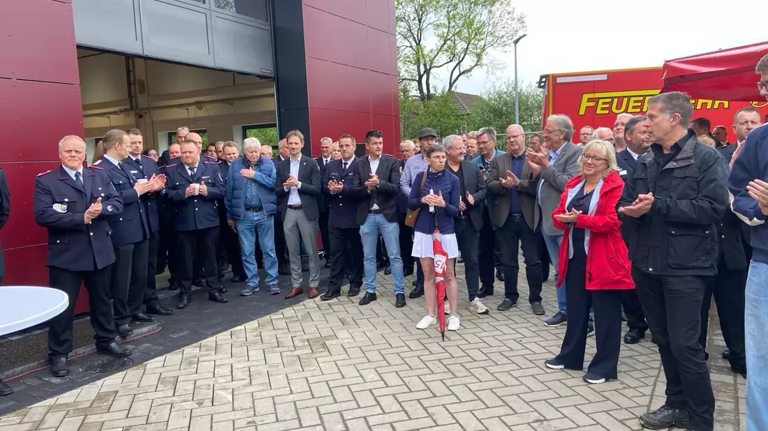 FW-PI: Schlüsselübergabe beim Erweiterungsbau der Feuerwehrtechnischen Zentrale - Bild: presseportal.de