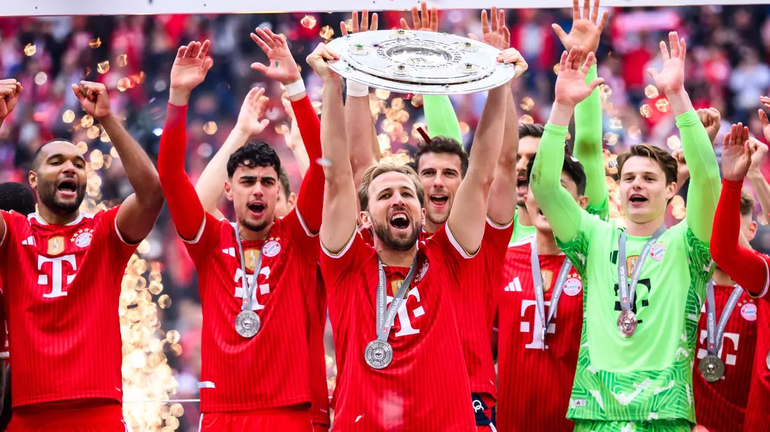 Harry Kane und die Bayern wollen auch in Berlin eine Trophäe in die Höhe stemmen. (Archivbild) - Bild: Tom Weller/dpa
