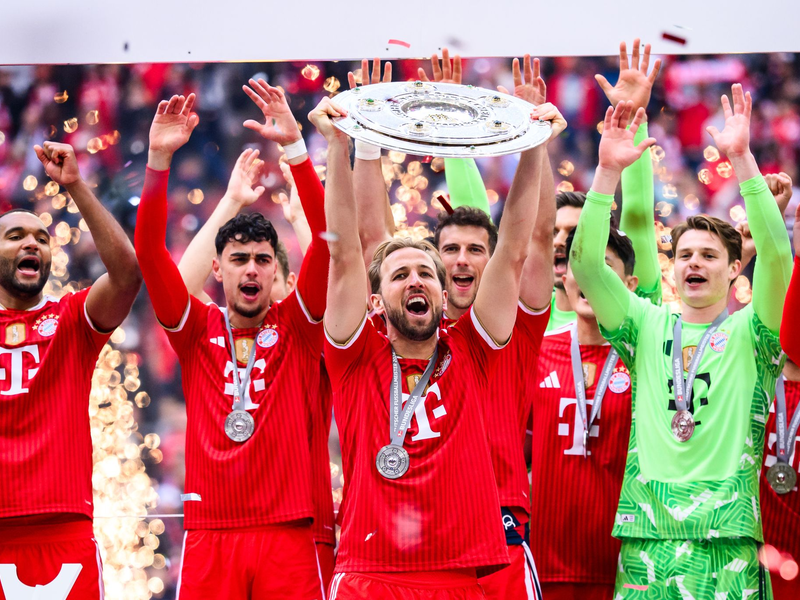 Harry Kane und die Bayern wollen auch in Berlin eine Trophäe in die Höhe stemmen. (Archivbild) - Foto: Tom Weller/dpa