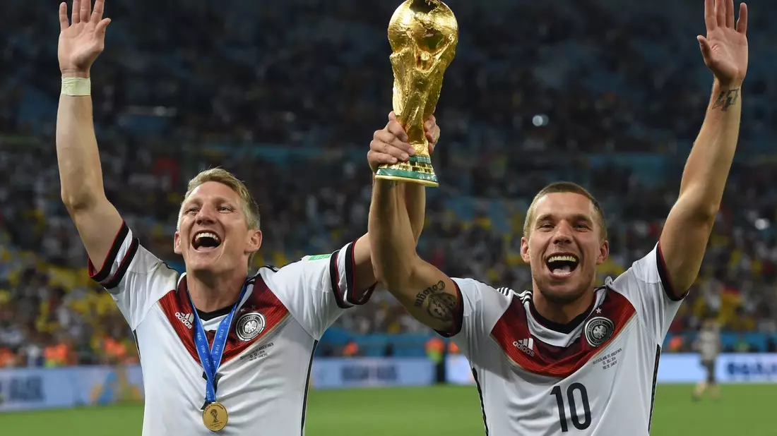 Ein Duo, das für Furore sorgte: Bastian Schweinsteiger (l) und Lukas Podolski. (Archivbild) - Bild: Andreas Gebert/dpa