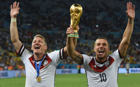 Ein Duo, das für Furore sorgte: Bastian Schweinsteiger (l) und Lukas Podolski. (Archivbild) - Foto: Andreas Gebert/dpa