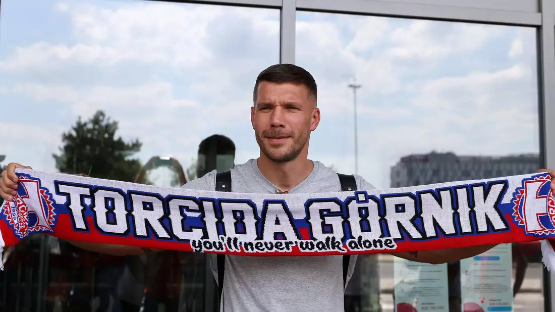 Lukas Podolski spielte zum Ende seiner Karriere in seiner Heimat Polen und kaufte auch Anteile am polnischen Erstligisten Gornik Zabrze. (Archivbild)  - Bild: Andrzej Grygiel/pap/dpa