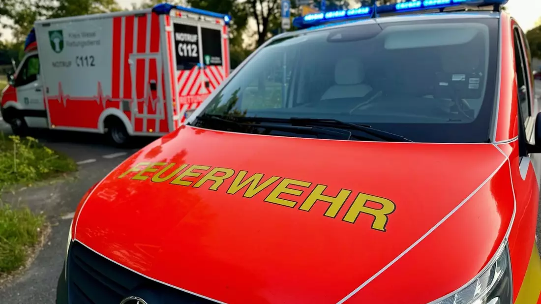 FW Hünxe: Minibagger umgekippt, eine Person schwer verletzt - Bild: presseportal.de