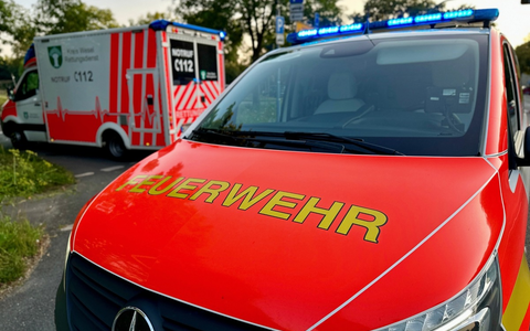 FW Hünxe: Minibagger umgekippt, eine Person schwer verletzt - Foto: presseportal.de