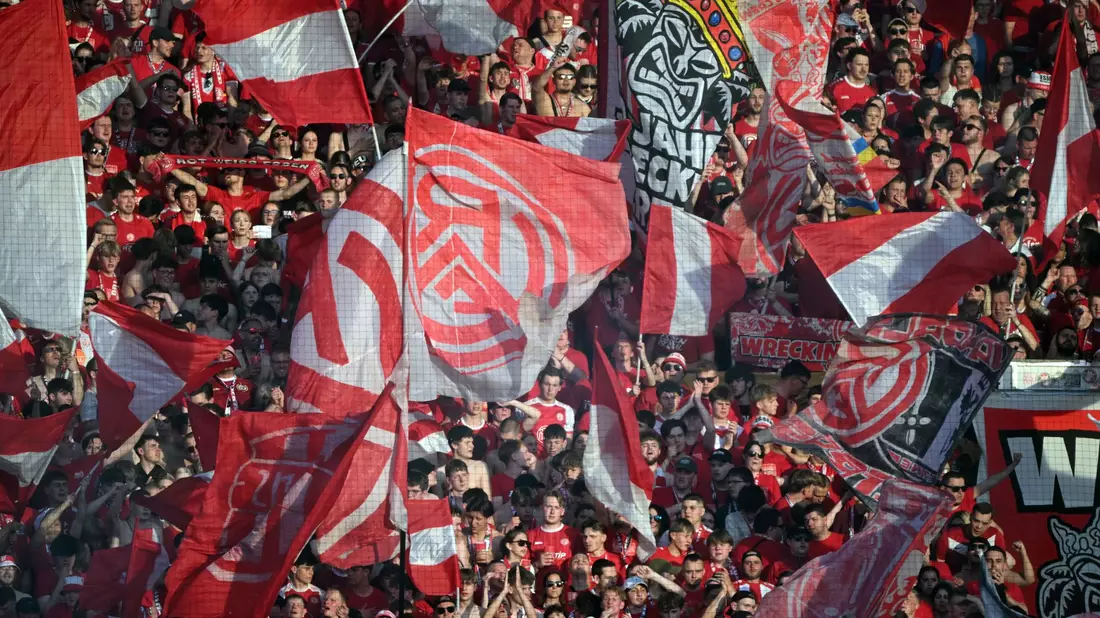 Die Essener Fans feuerten ihr Team lautstark an. - Bild: Federico Gambarini/dpa