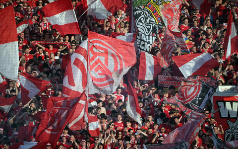 Die Essener Fans feuerten ihr Team lautstark an. - Foto: Federico Gambarini/dpa