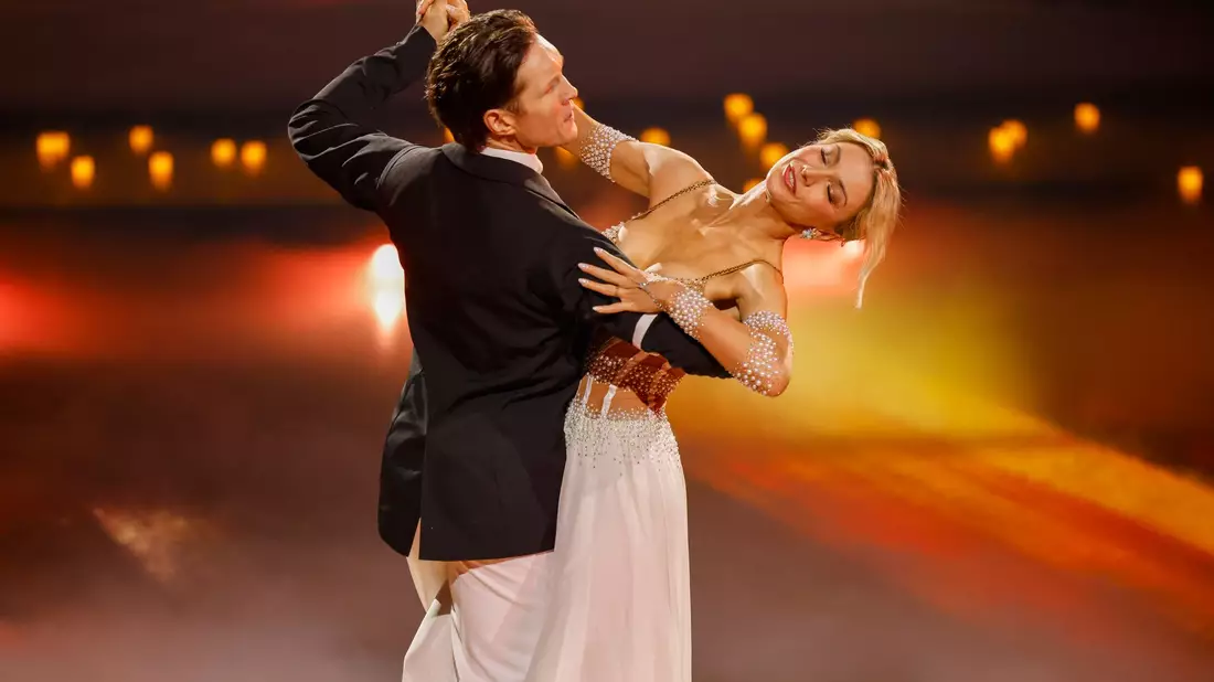 Die Königin der Standard-Tänze: Sängerin Anna-Carina Woitschack und Profitänzer Evgeny Vinokurov sahnten im Halbfinale viel Jurypunkte ab.  - Bild: Thomas Banneyer/dpa
