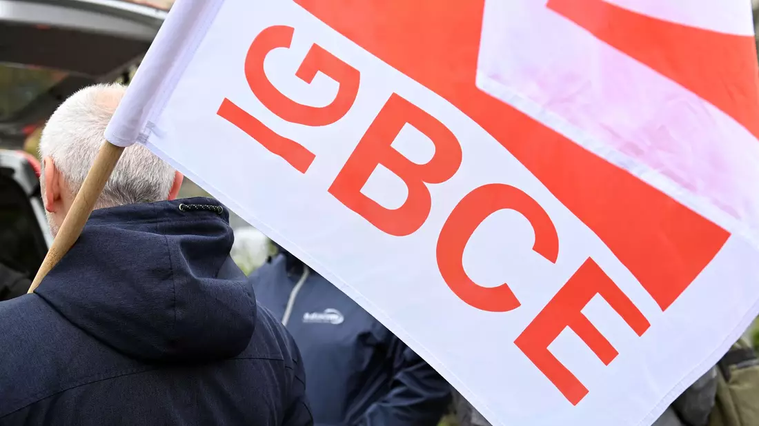 Die Gewerkschaft IG BCE kämpft um den Erhalt der Arbeitsplätze bei Biontech. (Symbolbild) - Bild: Michael Bahlo/dpa