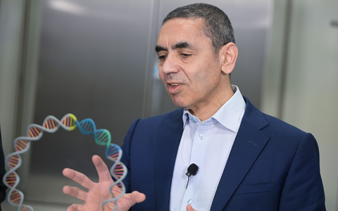 Biontech-Mitbegründer Gründer Ugur Sahin verlässt das Unternehmen. (Archivbild) - Foto: Sebastian Gollnow/dpa