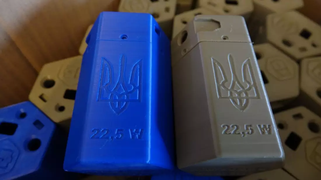 Plastikrohstoff aus der Ukraine, Druck in Deutschland: Gehäuse für Powerbanks.  - Bild: Friedemann Kohler/dpa