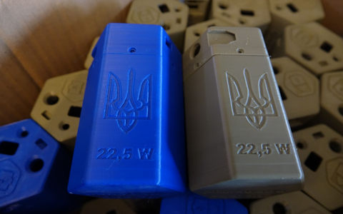 Plastikrohstoff aus der Ukraine, Druck in Deutschland: Gehäuse für Powerbanks.  - Foto: Friedemann Kohler/dpa