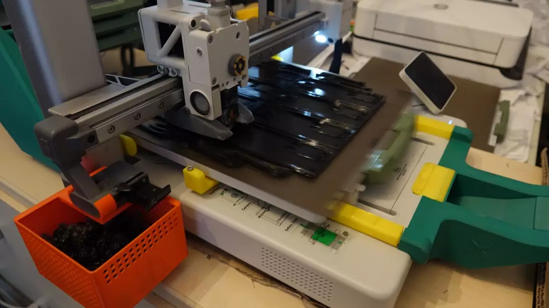 Ständig in Bewegung: Der 3D-Drucker eines Freiwilligen stellt Plastikkleinteile für die Ukraine her. - Bild: Friedemann Kohler/dpa