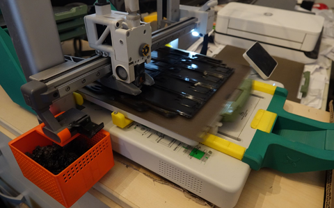 Ständig in Bewegung: Der 3D-Drucker eines Freiwilligen stellt Plastikkleinteile für die Ukraine her. - Foto: Friedemann Kohler/dpa