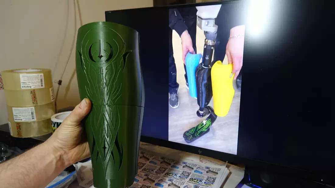 Schoner aus dem 3D-Drucker schützen die Prothesen ukrainischer Veteranen. - Bild: Friedemann Kohler/dpa